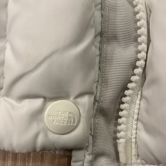 The North Face Women's White Quilted Puffer Vest - Picture 4 of 13